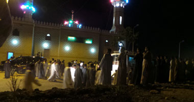 أهالى قرية سلوا بحرى بكوم أمبو يشيعون جثمان شهيد حادث الفرافرة