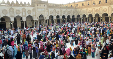 الآلاف يؤدون صلاة العيد فى الجامع الأزهر وسط فرحة كبيرة من الأطفال 