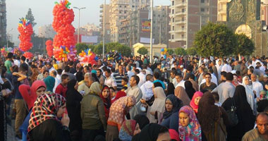أهالى الغربية يواصلون احتفالاتهم بالحدائق فى أول أيام العيد