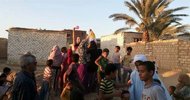 مبادرة "رحماء الفيوم" توزع عيديات ولعب على أطفال القرى