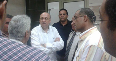 وزير الصحة يناظر حالة مصاب فى حادث سيارة بمستشفى الحمام المركزى 