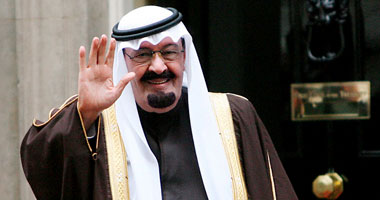 العاهل السعودى يتمكن من المشى بعد العملية الجراحية