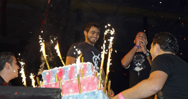 تامر حسنى يهدى جمهوره: "متوصنيش" فى عيد الحب