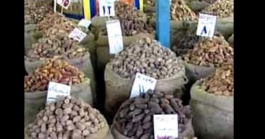 السلع الأساسية بالمجمعات الاستهلاكية بأسعار أقل استعدادا لرمضان