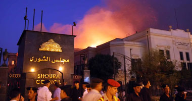 النيران تلتهم مبنى الضرائب المجاور للشورى