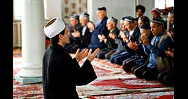 "مسلمو أندونيسيا" يتدفقون إلى المسجد الكبير لأداء صلاة القيام ليلة رمضان
