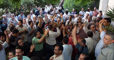 إضراب 400 عامل بقويسنا لصرف رواتبهم قبل العيد