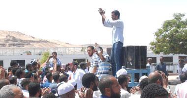 طلاب "المحظورة" ينظمون مسيرة بـ"الطبول" فى جامعة عين شمس