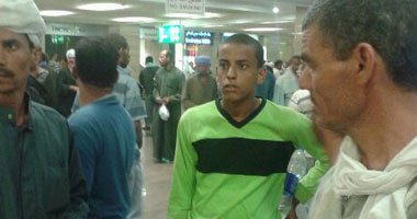 بالصور.. العائدون من ليبيا: استولوا على أموالنا ومتعلقاتنا.. ونطالب المسئولين بسرعة عودة باقى المصريين.. 70 دينارا للخروج من راس جدير و30 دينارا لدخول جربا.. والأهالى ينتظرون خارج المطار لنقلهم