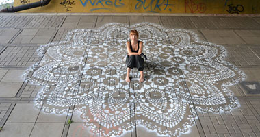 تطريز الحوائط والأرصفة بمفارش ولوحات من الكروشيه
