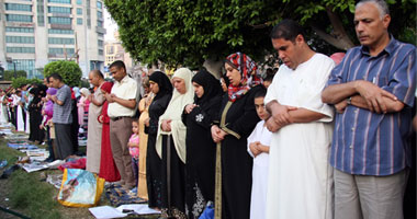 علماء الدين يعارضون صلاة المرأة بجوار الرجل 