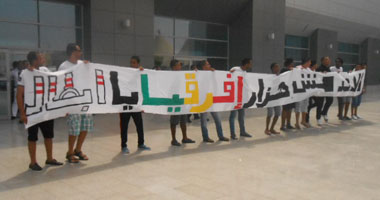مجموعة من "الوايت نايتس" تنتظر بعثة الزمالك بمطار الغردقة