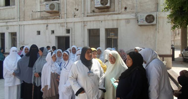 وقفة احتجاجية لممرضى مستشفى المنيا الجامعى للمطالبة بالبدل