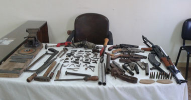 سقوط بائع يتاجر فى الأسلحة النارية والبيضاء بالزاوية الحمراء