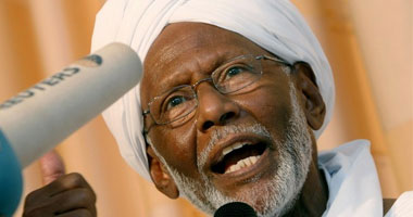 الترابى: لن أغادر السودان إلا من مطار الخرطوم