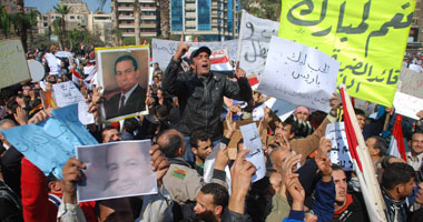 100 يتظاهرون أمام مصطفى محمود لتأييد مبارك