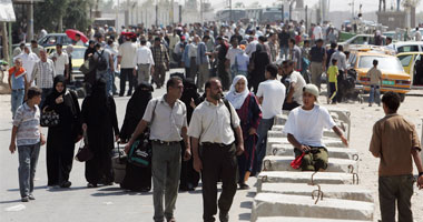 المئات من أنصار حماس يتظاهرون أمام معبر رفح