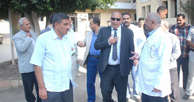محافظ الشرقية يحمل أنبوبة أكسجين ويخرج من مستشفى بلبيس دون علم أحد.. سعيد عبد العزيز لقيادات الصحة "اتقوا الله فى المرضى واعتبروهم آباءكم أو أبناءكم".. والأطباء: "على قد فلوسكم"