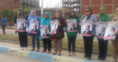 بالصور.. سلسلة بشرية للجنة الشباب بحملة السيسى فى القنطرة غرب 