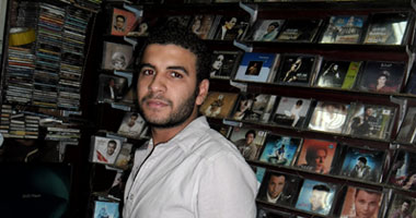 "محمد خالد" لم يترك بيع شرائط الكاسيت رغم أنها "راحت عليها"