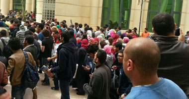 تظاهر العاملين ببنك الدم بالمنيا للمطالبة بالحد الأدنى