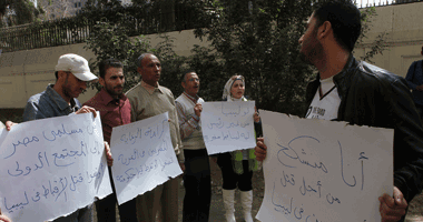 بالصور.. توافد نشطاء أقباط على مقر الأمم المتحدة بجاردن سيتى