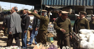 ضبط بائع متجول تعدى على حملة لإزالة الإشغالات بالأقصر