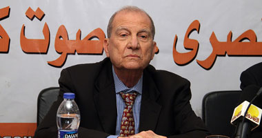 عمرو موسى يعقد جلسة مغلقة مع "أبو الغار" بمقر "المصرى الديمقراطى"