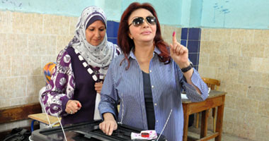 بالصور.. نبيلة عبيد تدلى بصوتها للسيسى