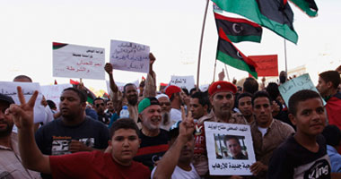 ليبيون يتظاهرون فى طرابلس وبنغازى دعما لـ"حفتر"