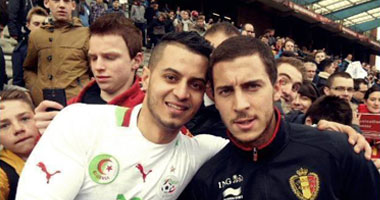 مشجع جزائرى يلتقط صورة تذكارية مع "هازارد"