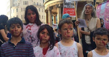 أطفال بلندن يلطخون وجوههم باللون الأحمر تضامناً مع غزة