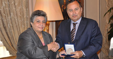 نبيل فهمى يكرم الكاتبة الصحفية هدايت عبد النبى