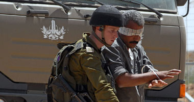 قوات إسرائيلية تعتقل 5 فلسطينيين من الضفة الغربية