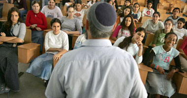 إسرائيل تتراجع عن منع تدريس اللغة العربية