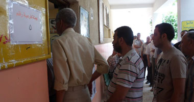 التحفظ على ضابط شرطة وجه الناخبين لصالح "شفيق" بالفيوم