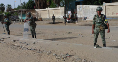 الجيش يمزق لافتات لأبو الفتوح وضعها أحد أنصاره على سيارة أمام لجنة انتخابية بالفيوم