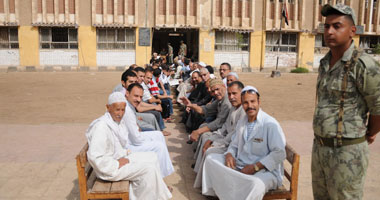 فتح جميع لجان الجيزة عدا لجنة وطوابير السيدات تتفوق على الرجال