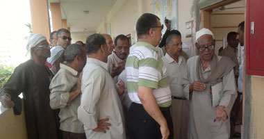 عمدة قرية بسوهاج يمنع الناخبين من التصويت لـ"الحرية والعدالة"
