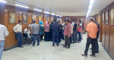 العاملون بـ"هيئة الكتاب" يتجمهرون للمطالبة بتعينهم