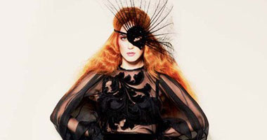 بالصور.. كاتى بيرى "رائعة" على غلاف "L'Officiel"