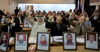 اسرائيل تعتقل 15 فلسطينيا بينهم عضو فى المجلس التشريعى
