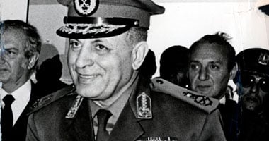 مسيرة "المحظورة" بالزيتون تلصق صور "أبو غزالة" و"الشاذلى" على الجدران