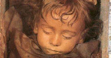 ربة منزل تهشم رأس ابنة زوجها بحجر 