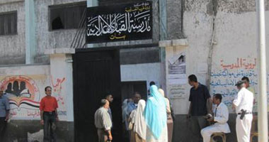 بالصور.. ارتباك أولياء أمور مدرسة "القبارى" بالإسكندرية 
