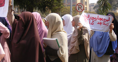 بالصور.. وقفة احتجاجية لطالبات عين شمس