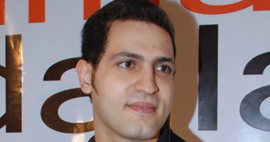 المطرب متيم "مش مستنى" مع "بيراميديا"