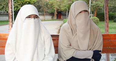 رجل أعمال فرنسى يعرض دفع الغرامات عن المنتقبات