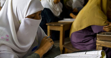 فصل طالبتين نمساويتين حاولتا حرق حجاب زميلتهما