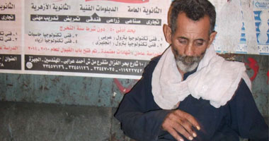 عم داود بائع  الأحذية القديمة عمره سبعون عاما ويروج لبضاعة تجاوزها الزمن